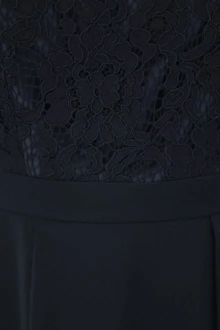 ネイビーのトップスレース×ペプラムドレス