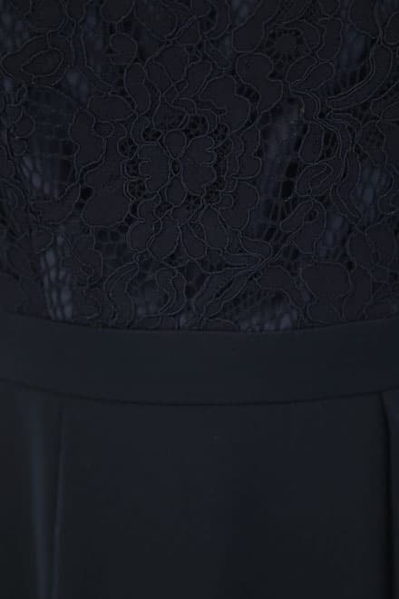 ネイビーのトップスレース×ペプラムドレス