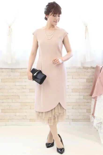 ライトベージュのフリル付きIラインドレス