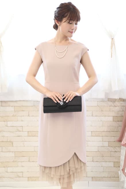 ライトベージュのフリル付きIラインドレス