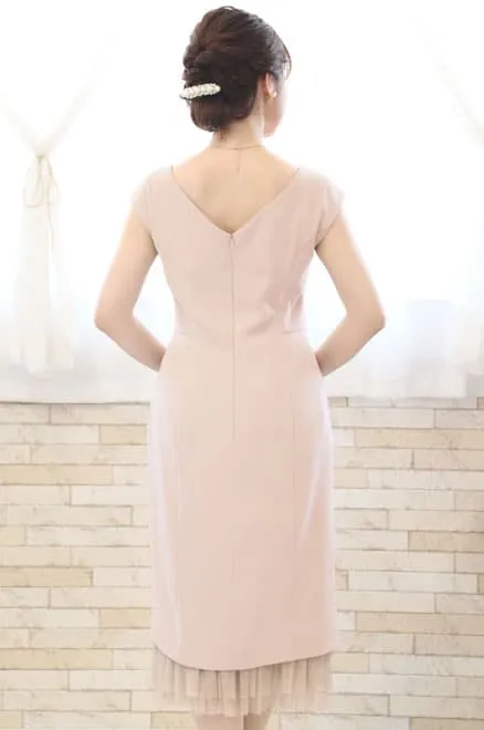 ライトベージュのフリル付きIラインドレス