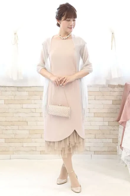 ライトベージュのフリル付きIラインドレス