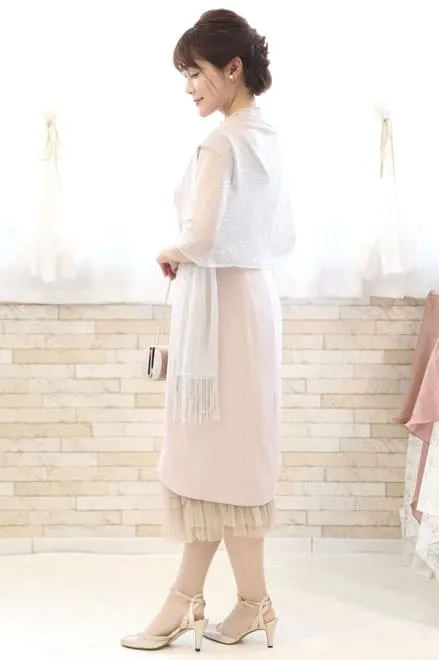 ライトベージュのフリル付きIラインドレス