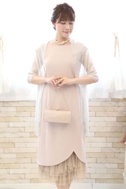 ライトベージュのフリル付きIラインドレス