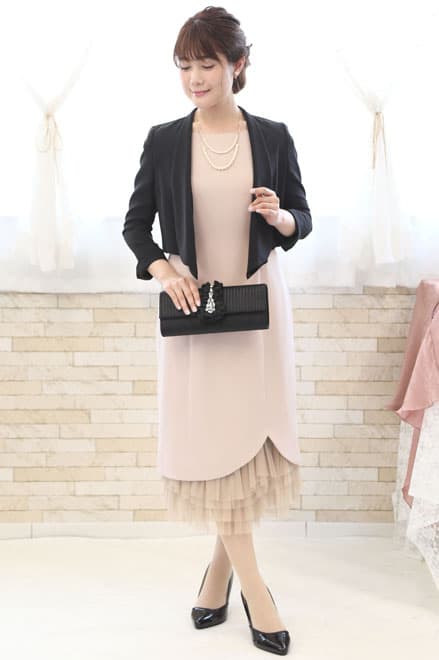 ライトベージュのフリル付きIラインドレス