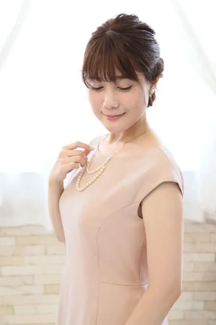 ライトベージュのフリル付きIラインドレス