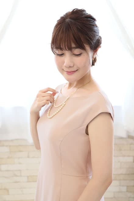 ライトベージュのフリル付きIラインドレス