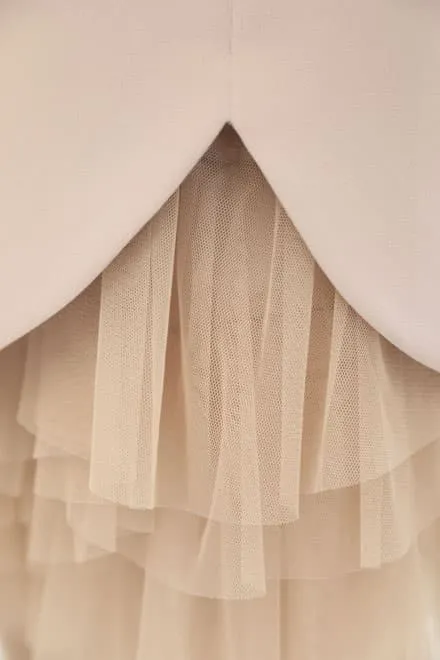 ライトベージュのフリル付きIラインドレス