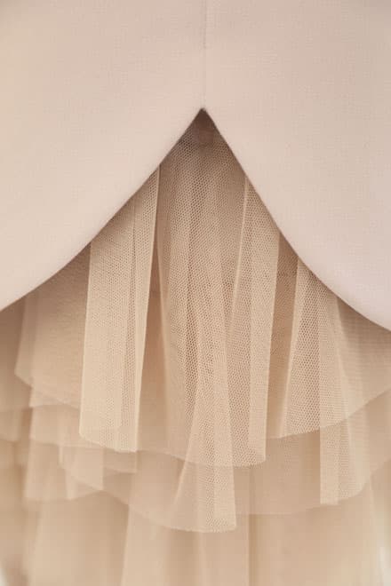 ライトベージュのフリル付きIラインドレス