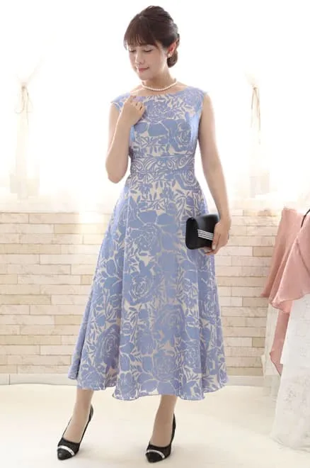 ブルーの花柄ロングドレス