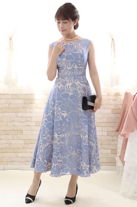 ブルーの花柄ロングドレス