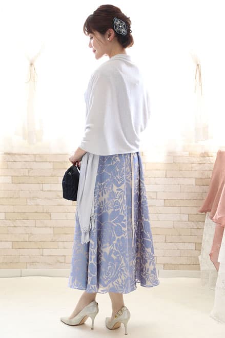 ブルーの花柄ロングドレス