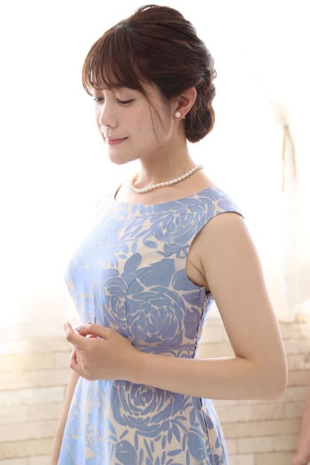 ブルーの花柄ロングドレス