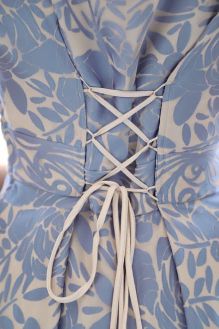 ブルーの花柄ロングドレス