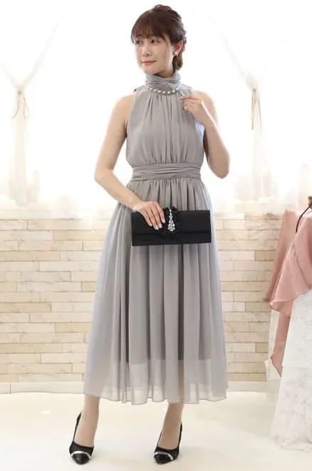 グレーのウエストギャザープリーツドレス