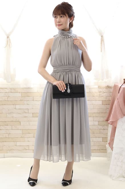 グレーのウエストギャザープリーツドレス