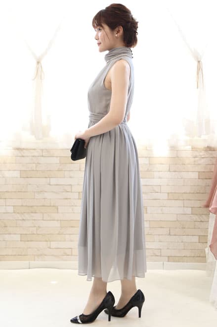 グレーのウエストギャザープリーツドレス