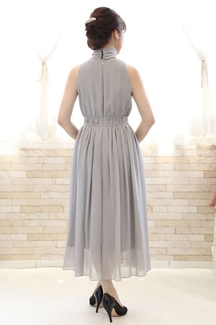 グレーのウエストギャザープリーツドレス