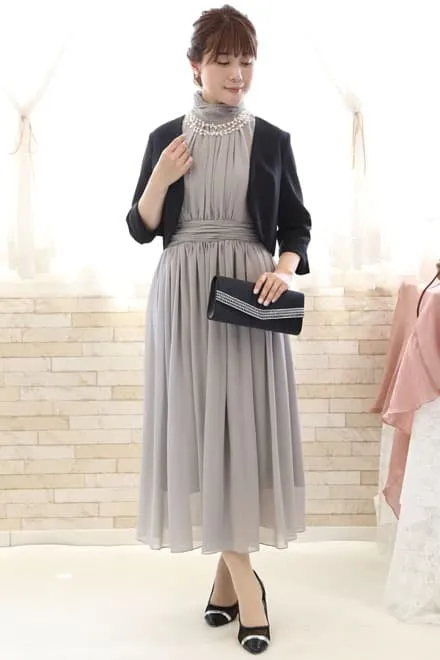 グレーのウエストギャザープリーツドレス