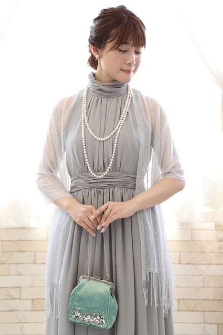 グレーのウエストギャザープリーツドレス