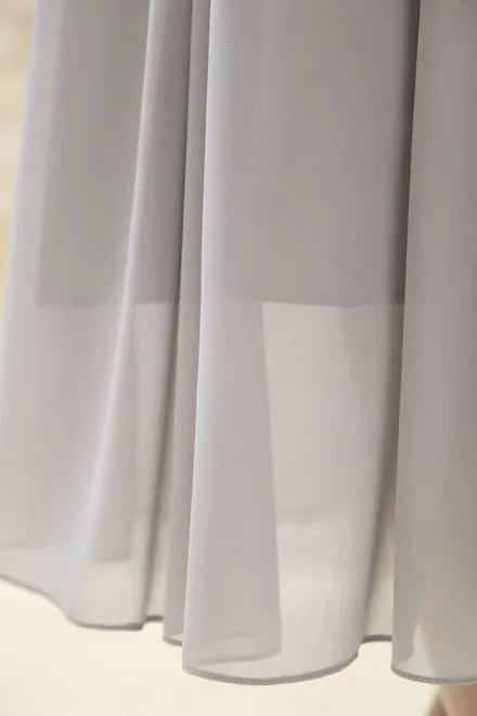 グレーのウエストギャザープリーツドレス