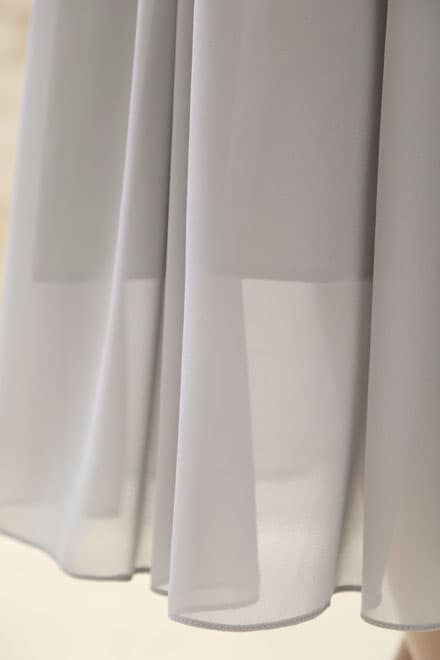 グレーのウエストギャザープリーツドレス