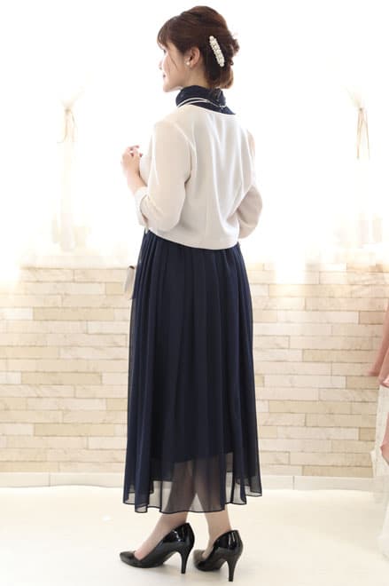 ネイビーのウエストギャザープリーツドレス