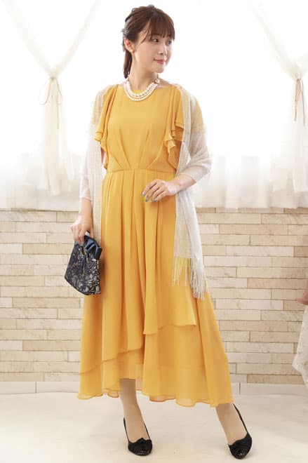 イエローのフリルスリーブ付きロングドレス