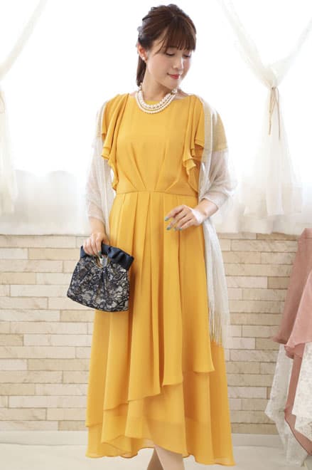 イエローのフリルスリーブ付きロングドレス
