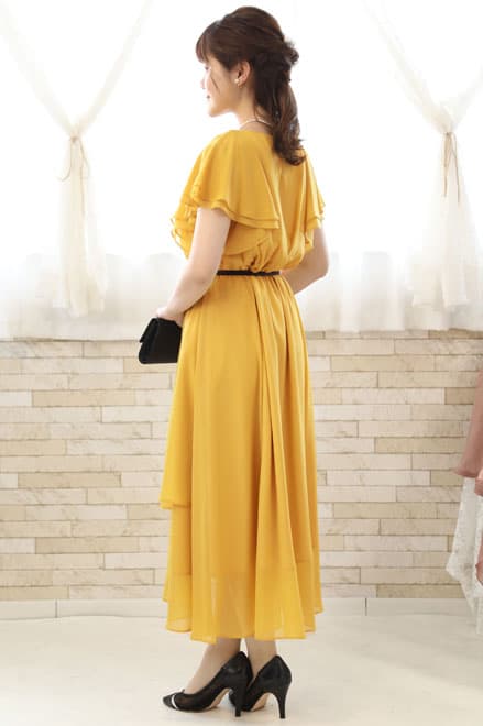 イエローのフリルスリーブ付きロングドレス
