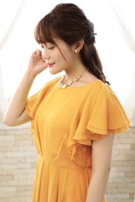 イエローのフリルスリーブ付きロングドレス