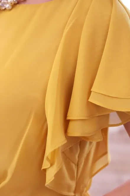 イエローのフリルスリーブ付きロングドレス