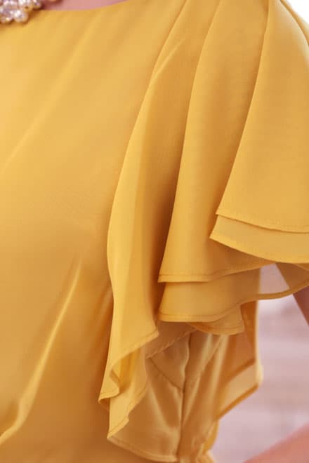 イエローのフリルスリーブ付きロングドレス