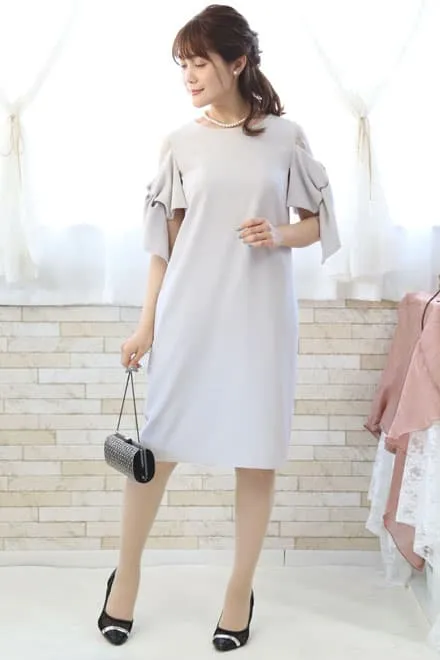 ライトグレーのリボン風スリーブドレス