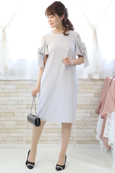 ライトグレーのリボン風スリーブドレス