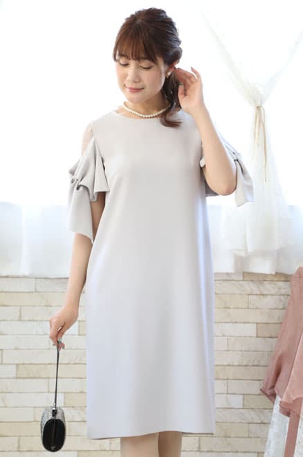 ライトグレーのリボン風スリーブドレス