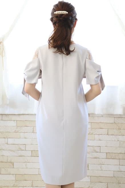 ライトグレーのリボン風スリーブドレス