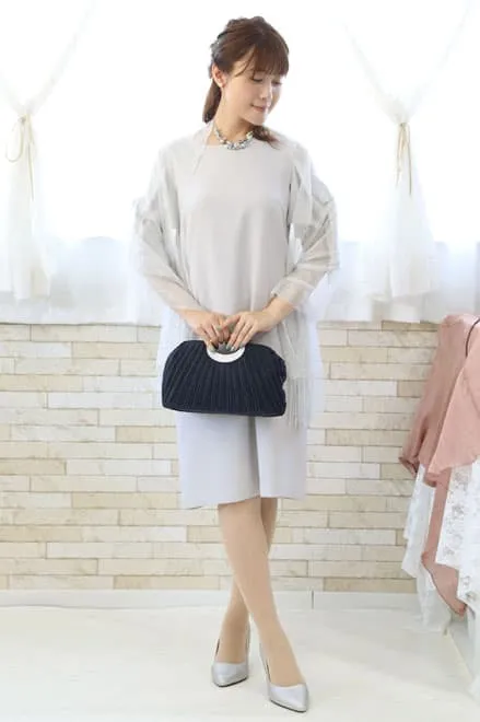 ライトグレーのリボン風スリーブドレス