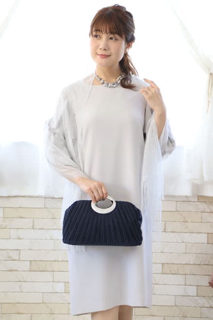 ライトグレーのリボン風スリーブドレス