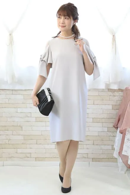 ライトグレーのリボン風スリーブドレス