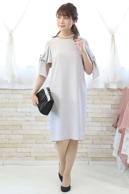 ライトグレーのリボン風スリーブドレス