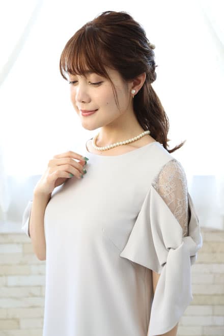 ライトグレーのリボン風スリーブドレス