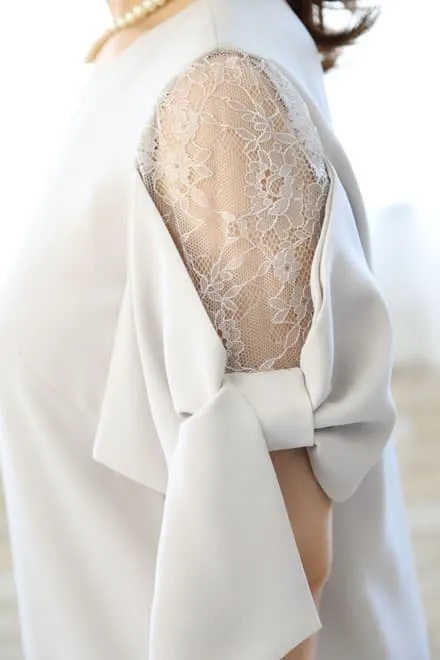 ライトグレーのリボン風スリーブドレス