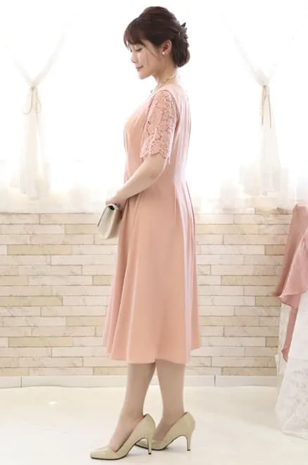 ピンクのレース袖ウエストタック入りドレス