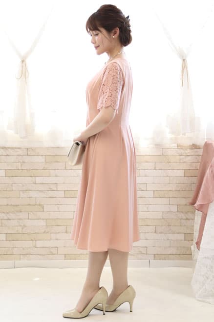 ピンクのレース袖ウエストタック入りドレス