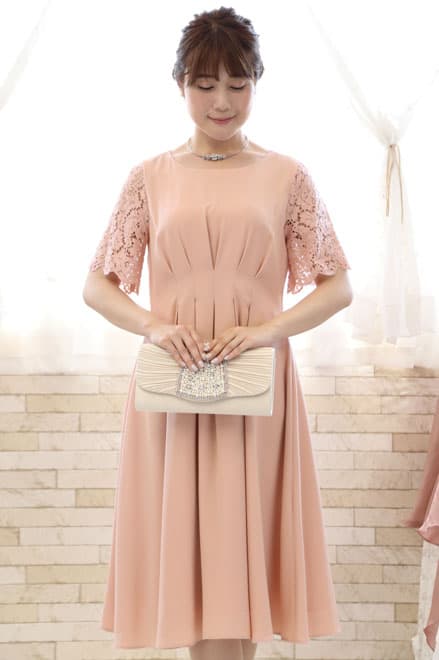 ピンクのレース袖ウエストタック入りドレス