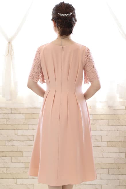 ピンクのレース袖ウエストタック入りドレス