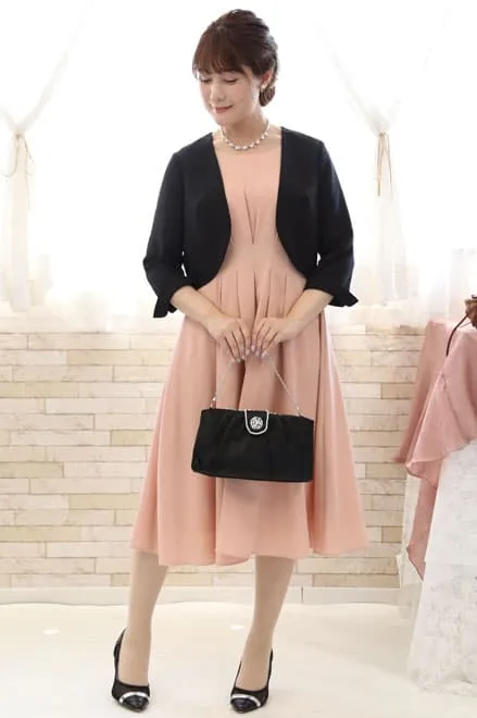 ピンクのレース袖ウエストタック入りドレス