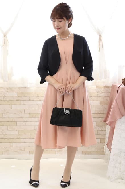 ピンクのレース袖ウエストタック入りドレス