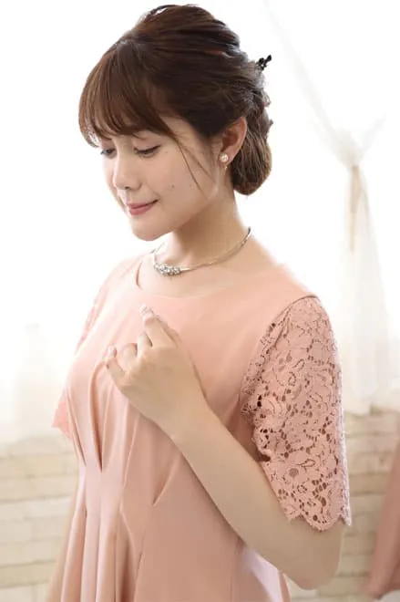 ピンクのレース袖ウエストタック入りドレス